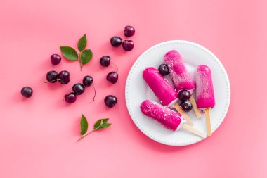 Vişneli dondurma, üst görünüm, kopyalama alanı