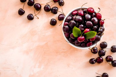 Yapraklı tatlı kiraz düzeni, üst görünüm, boşluk kopyala