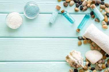 Spa seti mavi deniz tuzu, kozmetik kil ve aroma yağı. Üst görünüm