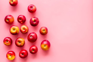 Kırmızı elma kümesi - üst görünüm, metin için boşluk