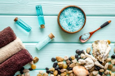 Deniz tuzu, taş ve aroma yağı seti. Üst görünüm