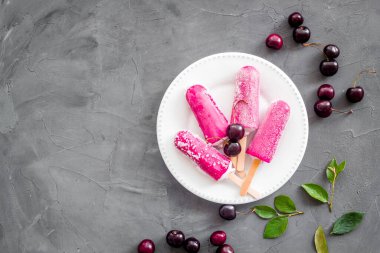 Vişneli dondurma, masada meyveli dondurma, üst manzara.