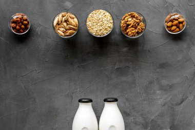 Vejetaryen bitkisel sütün kahkahası. Görünümün üstünde