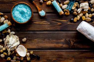 Deniz kozmetikleriyle hazırlanmış spa tedavileri. Tuz ve aroma yağı. Üst görünüm