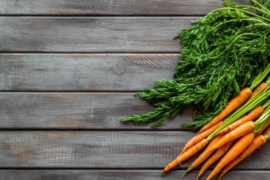 Havuç - taze, yapraklı - ahşap masa üstü görünümü kopyalama alanı