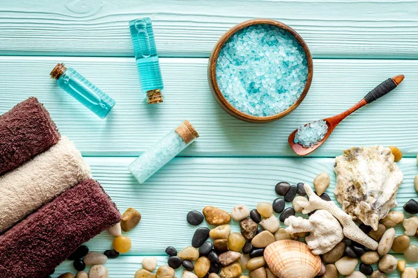 Wellnessset van zeezout, stenen en aromaolie. Bovenaanzicht — Stockfoto