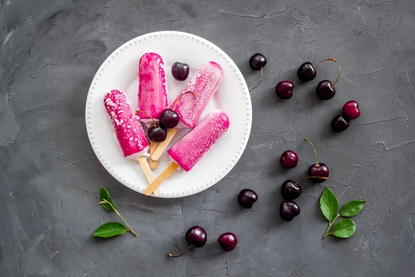 Vişneli dondurma, üst görünüm, kopyalama alanı