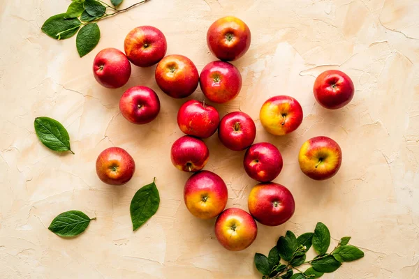 Masa başı görünümünde kırmızı elmaların meyve deseni