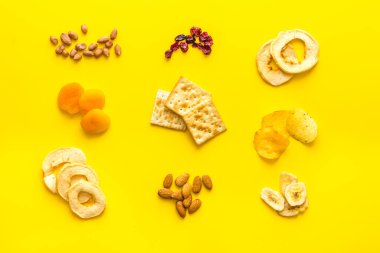 Atıştırmalık kalıpları üst görünümü karıştırır - fındık ve kuru meyve