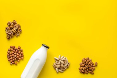 Sütsüz süt proteinli fındık. Üst görünüm, alanı kopyala