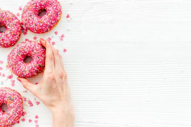 Pembe böğürtlenli çörekler düz, manzaralı. Jöleli ve şekerli çörekler.