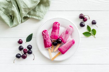 Taze vişneli dondurma. Buzlu şeker genel görünüm