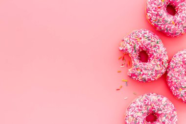 Pembe böğürtlenli çörekler düz, manzaralı. Jöleli ve şekerli çörekler.