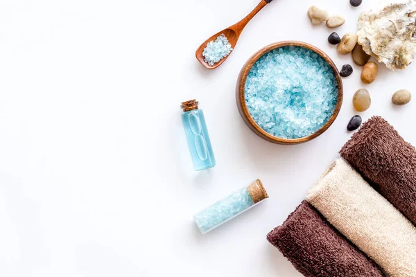 Zelfgemaakte aroma cosmetica met zeezout en aroma body oil — Stockfoto