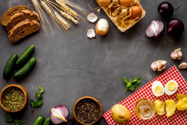 Akşam yemeği masasının üst katında taze ev yapımı yemekler - effs, ekmek, patates