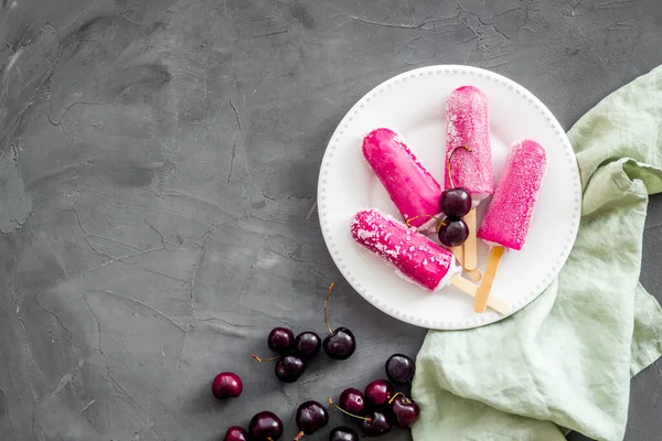 Vişneli dondurma, üst görünüm, kopyalama alanı