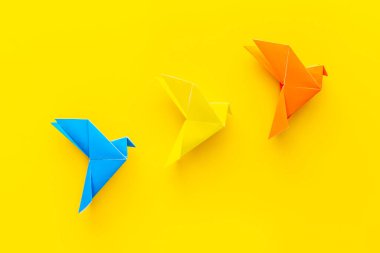 Farklı tonlarda kağıt kuşlar. Origami konsepti. Üst görünüm