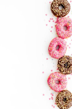 Renkli donut parçacıklarının üst görünümü, boşluğu kopyala