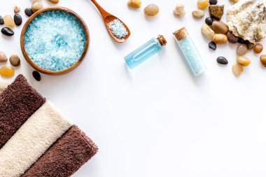 Spa seti mavi deniz tuzu, kozmetik kil ve aroma yağı. Üst görünüm