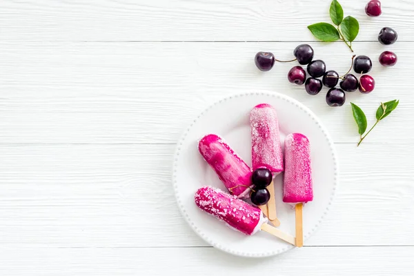 Fresh cherry berries ice cream. Popsicles overhead view — Stock Photo, Image