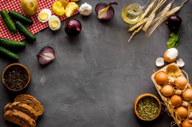 Taze ev yapımı yemek masası. Yumurta, ekmek, patates.