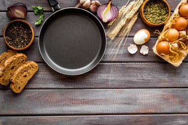 Ekmek, ekmek ve patatesle dolu köy yemeği masasının üstünde.