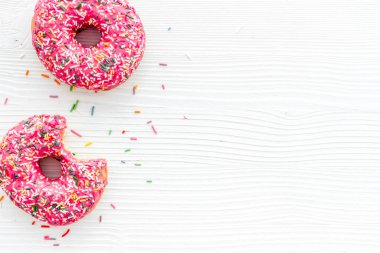 Pembe böğürtlenli çörekler düz, manzaralı. Jöleli ve şekerli çörekler.