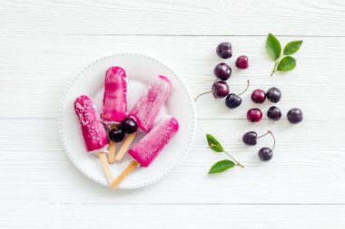 Vişneli dondurma, üst görünüm, kopyalama alanı