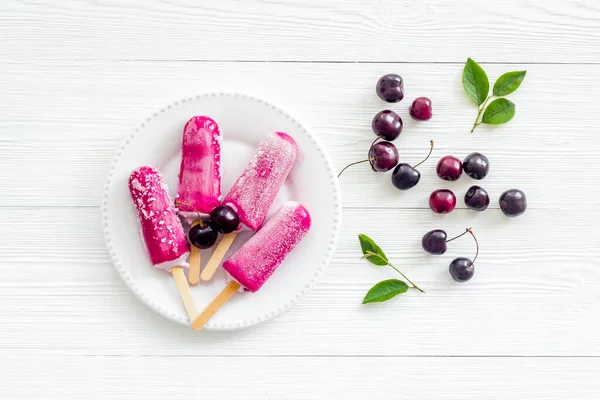 Vişneli dondurma, üst görünüm, kopyalama alanı