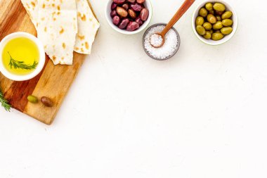 Zeytinyağı, zeytin yağı, beyaz masadaki ekmek...