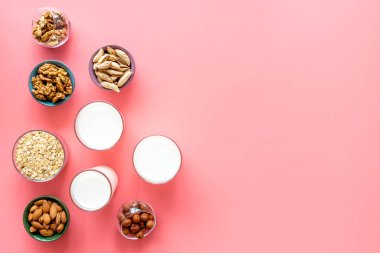 Vejetaryen bitkisel sütün kahkahası. Görünümün üstünde