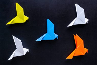 Origami tekniğinde kağıt güvercinler. Yaratıcılık. Yukarıdan görüntüle