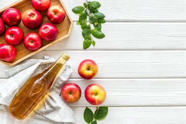 Şişe içinde elma sirkesi ve meyve manzarası.