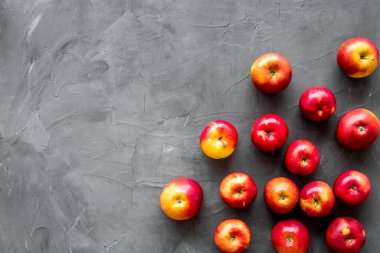 Masa başı görünümünde kırmızı elmaların meyve deseni