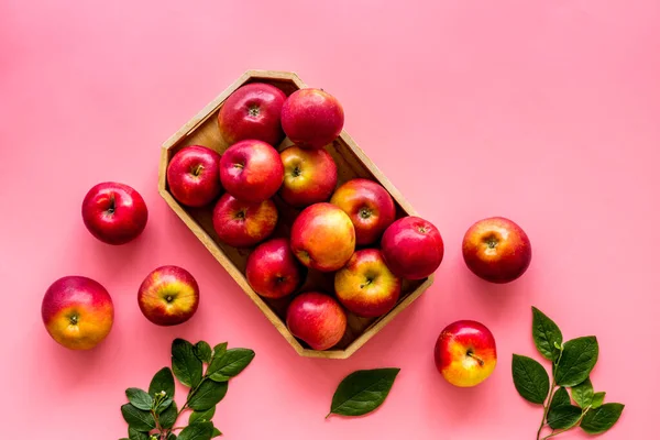 Фруктовый узор из красных яблок на столе вид сверху — стоковое фото