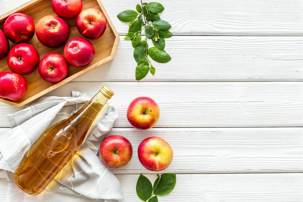 Şişe içinde elma sirkesi ve meyve manzarası.