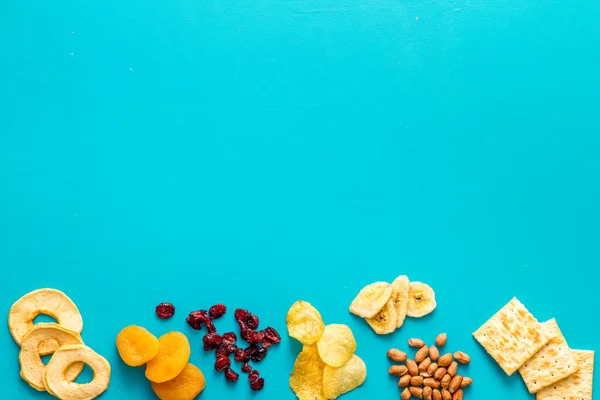 Gesunde Snacks für Studenten - Nüsse und Früchte mischen sich von oben — Stockfoto