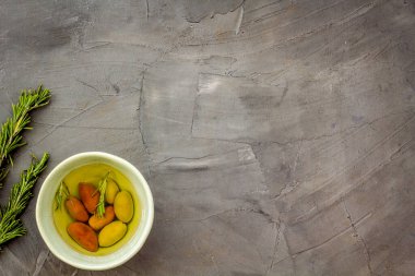 Kavanozda karışık zeytin ve biberiye dalları metin için üst görünüm alanı