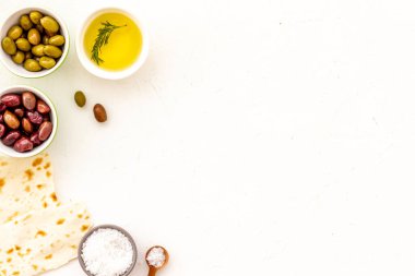 İtalyan zeytinleri, yağ, ekmek - aperatif ve atıştırmalıklar - üst görünüm kopya alanı
