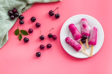 Vişneli dondurma, masada meyveli dondurma, üst manzara.