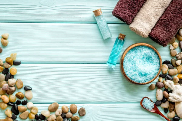 Frame van wellness set van spa cosmetica met zeezout en stenen — Stockfoto