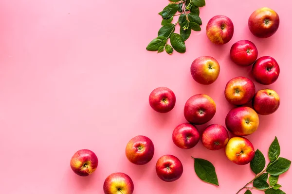 Reife rote Äpfel mit Blättern - Ansicht von oben, Kopierraum — Stockfoto