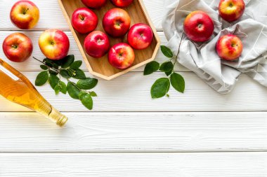 Elma şarabı ya da sirkenin üst görüntüsü - olgun meyve ve yapraklarla dolu şişe