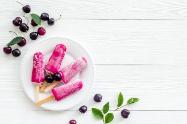 Taze vişneli dondurma. Buzlu şeker genel görünüm