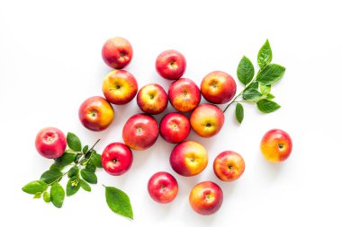 Masa başı görünümünde kırmızı elmaların meyve deseni