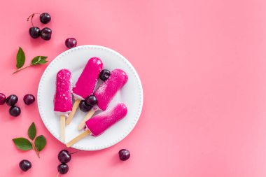 Taze vişneli dondurma. Buzlu şeker genel görünüm