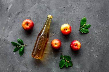 Kırmızı elmalı bir şişe sirke. Üst görünüm, alanı kopyala