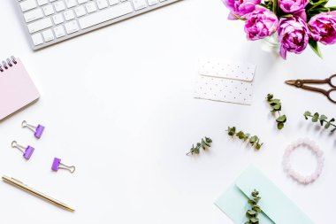 Ev ofis kavramında çiçeklerle çalışmak metin için üst görünüm alanı