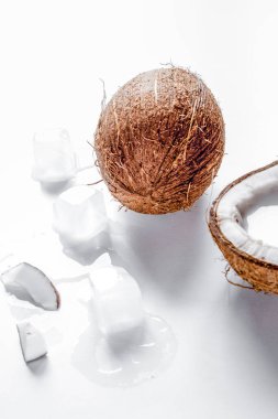 Beyaz arka planda hindistan cevizi kokteyli