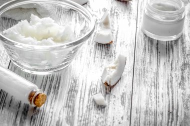 Ahşap zemin üzerinde hindistan cevizi olan organik kozmetik ürünler. Yakın plan.